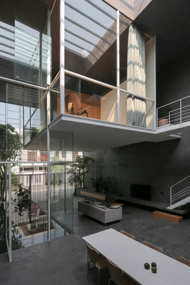 Dưới lớp vỏ cứng, những khối phòng ngủ được treo lơ lửng bằng hệ khung kết cấu mỏng, có thể đóng lại bằng rèm cửa, mang ánh sáng cũng như tầm nhìn xuyên suốt vào không gian.