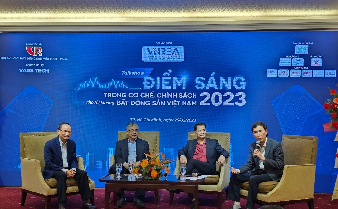 Chuyên gia dự báo thị trường bất động sản có thể &quot;ấm&quot; trở lại trong năm nay. Ảnh: VARS.