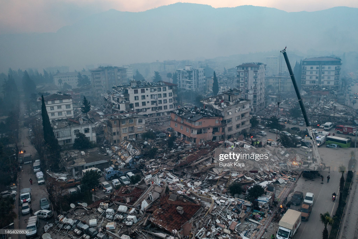 Tuy nhiên, sáng sớm 6/2, sau một giấc ngủ, hàng trăm nghìn người dân Hatay và miền Bắc Syria lại thức dậy trong tiếng la hét, tiếng kêu cứu tuyệt vọng truyền lại từ những đống đổ nát của các tòa nhà như ông Gul 13 năm trước, sau trận động đất mạnh 7,8 độ Richter.