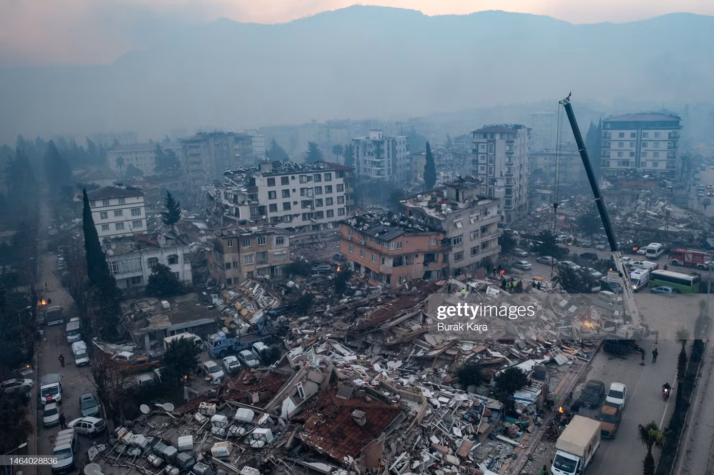 Tuy nhiên, sáng sớm 6/2, sau một giấc ngủ, hàng trăm nghìn người dân Hatay và miền Bắc Syria lại thức dậy trong tiếng la hét, tiếng kêu cứu tuyệt vọng truyền lại từ những đống đổ nát của các tòa nhà như ông Gul 13 năm trước, sau trận động đất mạnh 7,8 độ Richter.