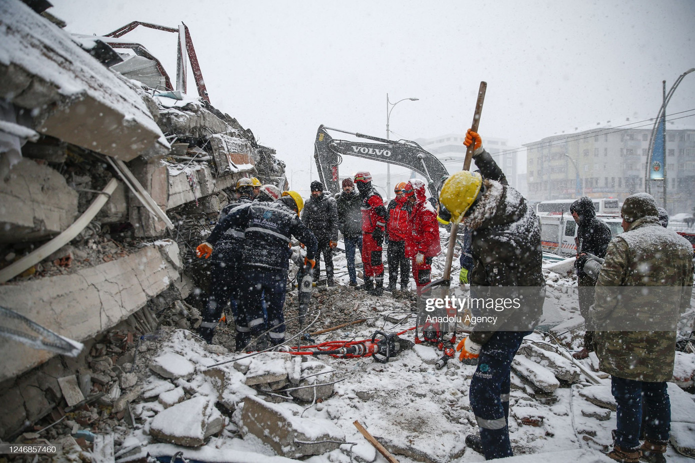 Các đội cứu hộ, bao gồm cả lực lượng của nhiều nước khác, tiếp tục tìm kiếm trong đống đổ nát với hy vọng cứu thêm người may mắn sống sót.