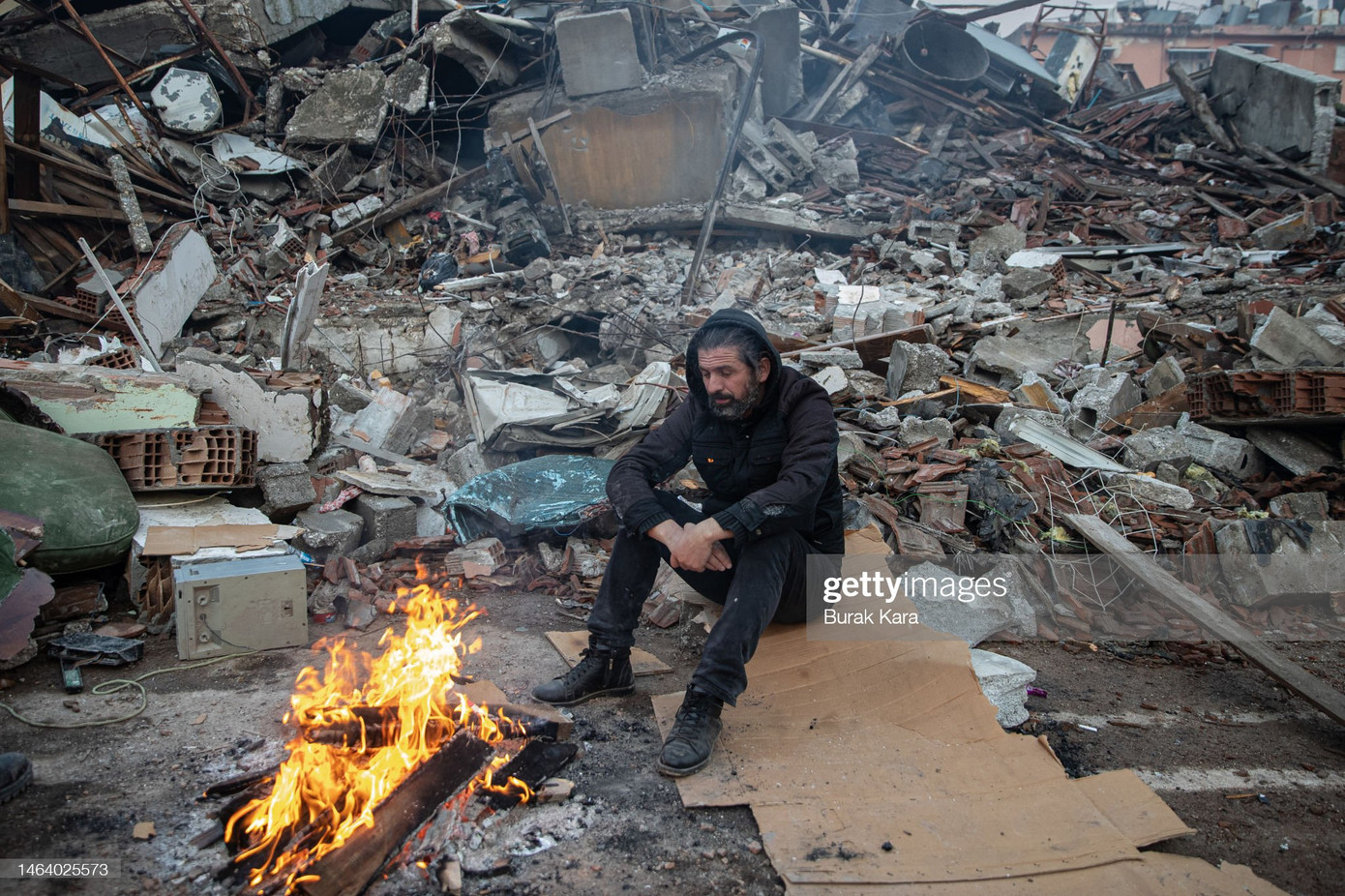 Những gì người đàn ông này còn lại sau trận động đất kinh hoàng ở Hatay là chiếc bật lửa mà con trai ông tặng nhân dịp sinh nhật. Và chiếc bật lửa ấy đã giúp ông thắp lửa sưởi ấm trong lúc chờ đợi tin tức về vợ và con trai - các nạn nhân đang mắc kẹt trong những đống đổ nát.
