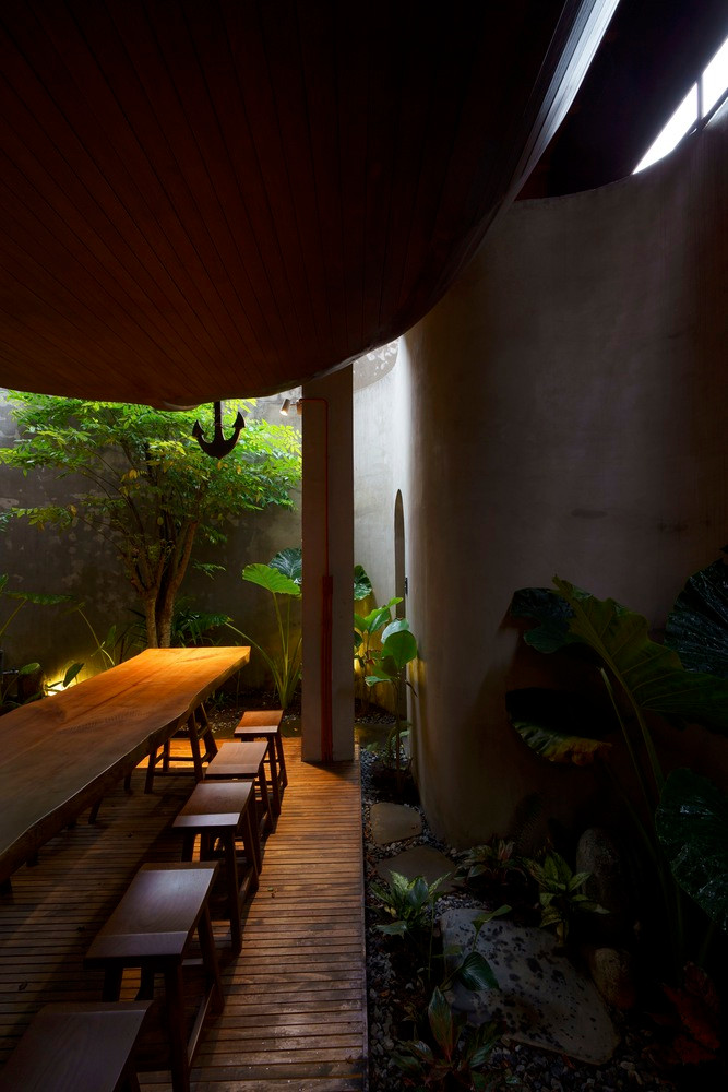 Tầng 2 có điểm nhấn độc đáo là chiếc thuyền lớn được treo bằng hệ thống khung thép chắc chắn với 2 phòng ngủ lớn phía trên thuyền và 2 phòng ngủ nhỏ hơn rất thoáng mát phía dưới thuyền.