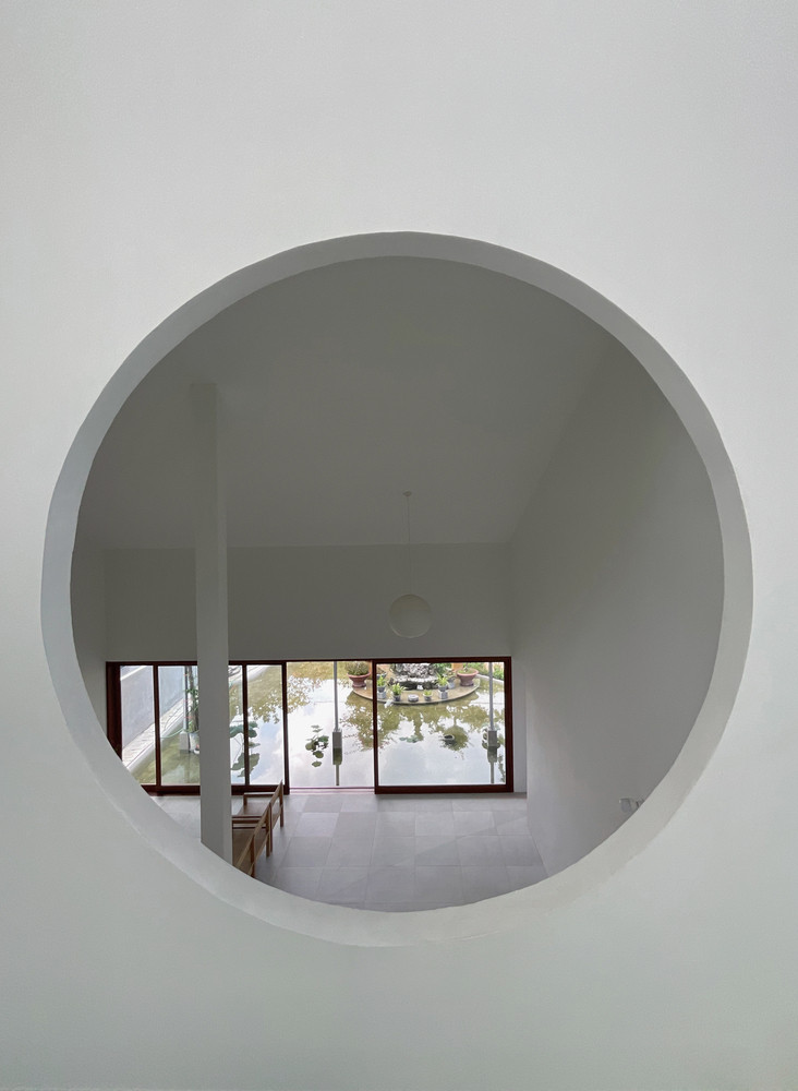 Thông qua ô cửa tròn, phòng thờ được mở rộng xuống không gian trống bên dưới, tạo thành trục không gian chính, kết nối cảnh quan nước phía trước với ánh sáng xung quanh tràn vào từ phía Bắc qua cửa sổ giếng trời.