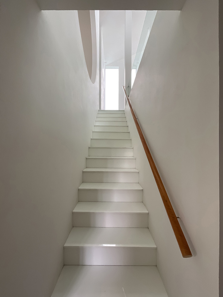 Không gian chính của ngôi nhà ở tầng trệt, tại đây có cầu thang, phòng sinh hoạt chung và phòng thờ.