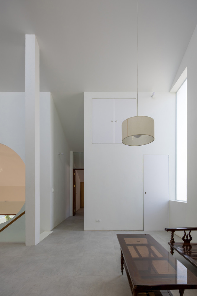 Phòng ngủ và các không gian hỗ trợ khác tạo thành hình chữ L, được bố trí xung quanh trục trung tâm.