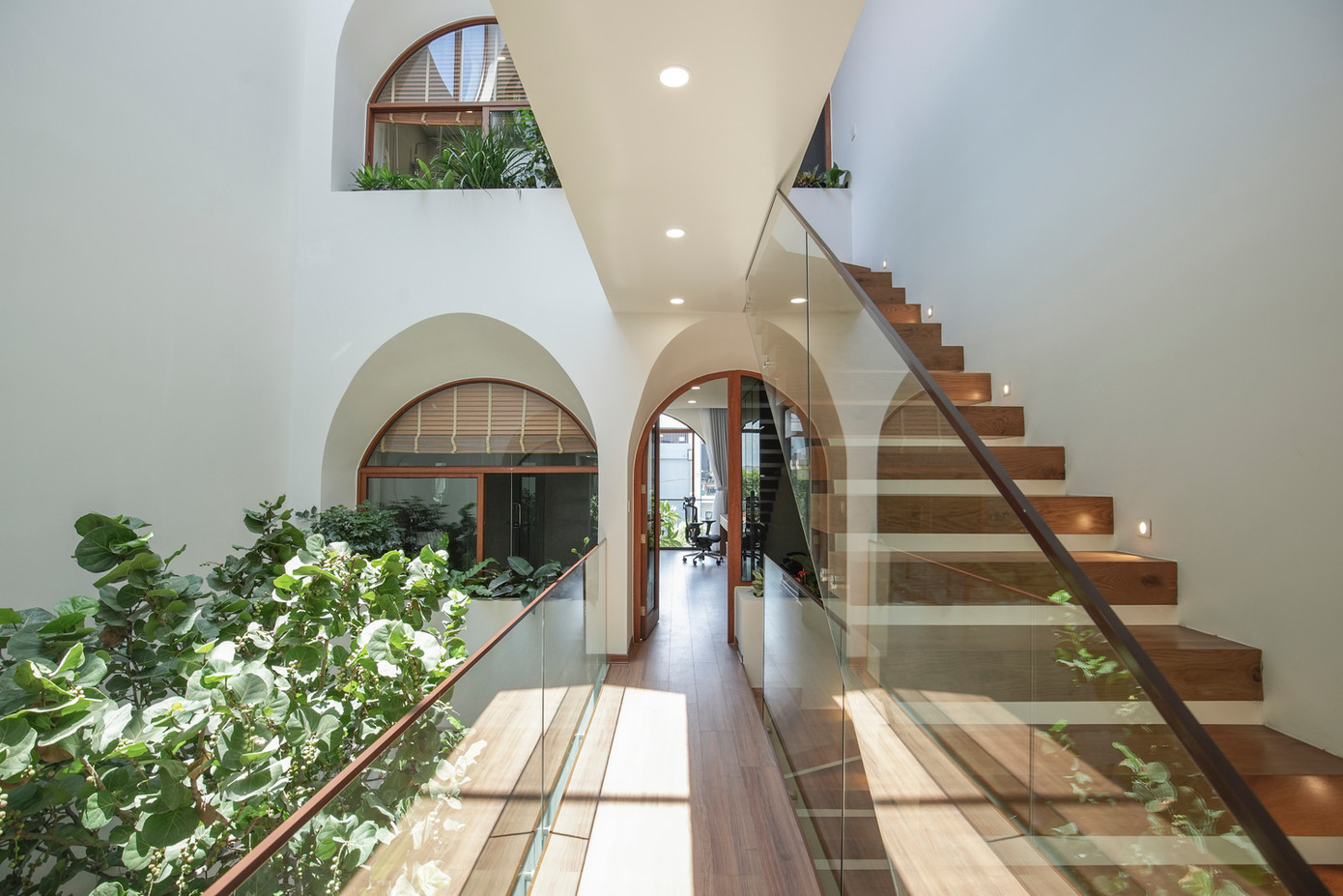 Điểm đặc biệt của ngôi nhà là phòng ngủ và phòng vệ sinh đều được lấy ánh sáng trực tiếp, đây là cách sử dụng thiết thực cũng như rất tốt cho sức khỏe.