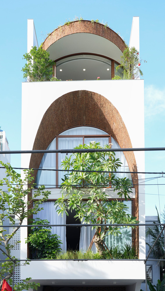 Trên Mái, KTS sử dụng tấm chống nóng XPS trên nền bê tông để bảo vệ và chống nóng hiệu quả. Đối với phần mái kính phía trên giếng trời, KTS sử dụng kính cách nhiệt, hạn chế tia UV có hại chiếu vào nhà nhưng vẫn tận dụng được tối đa nguồn sáng. Mái che này có thể tự động đóng mở tùy theo điều kiện thời tiết. Toàn bộ hệ thống tưới cây là tự động giúp giảm thời gian và công sức.