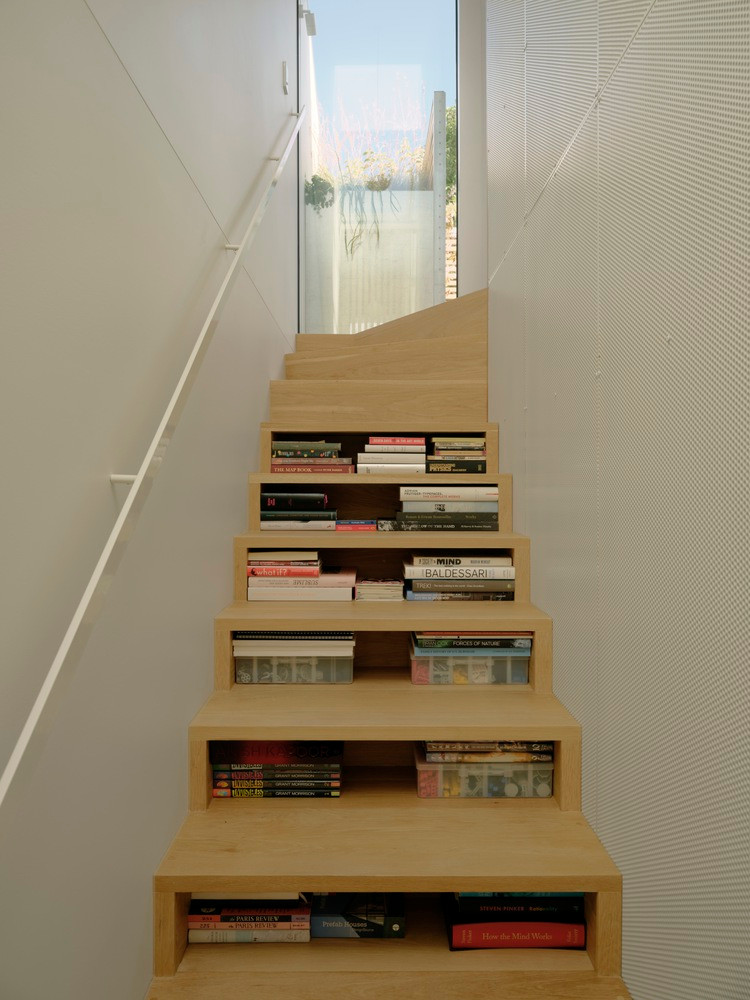 Dưới giếng trời là cầu thang, do diện tích eo hẹp nên các bậc cầu thang còn là ngăn tủ chứa sách, cầu thang trở thành nơi đọc sách lí tưởng cho người ở. Dưới giếng trời là cầu thang, do diện tích eo hẹp nên các bậc cầu thang còn là ngăn tủ chứa sách, cầu thang trở thành nơi đọc sách lí tưởng cho người ở.