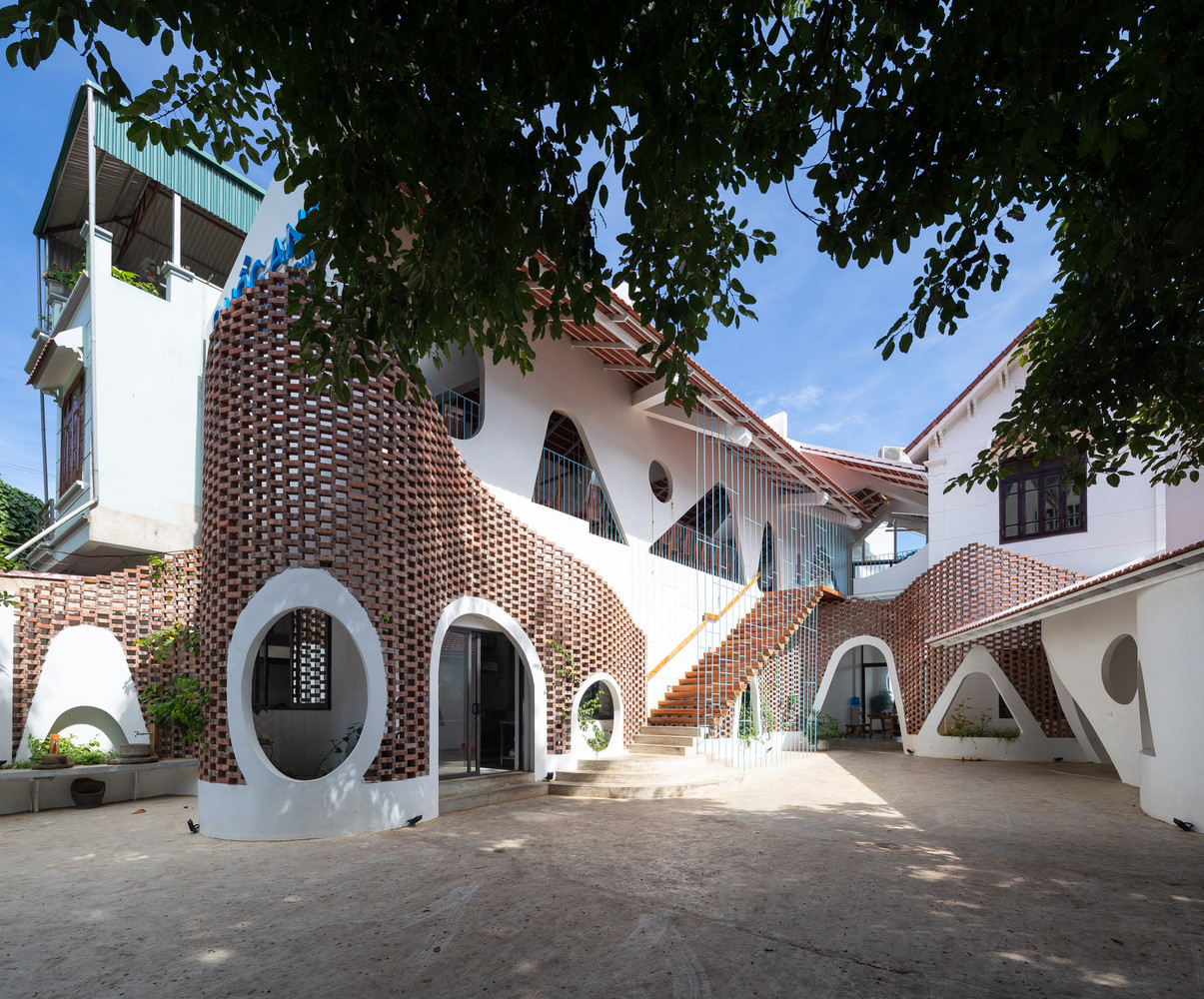 Màu đỏ của ngói mới và cũ hòa quyện tạo nên nét đặc biệt nhưng hài hòa. Nó là sự tiếp nối của cái mới và cái cũ, của sự thay đổi và phát triển.