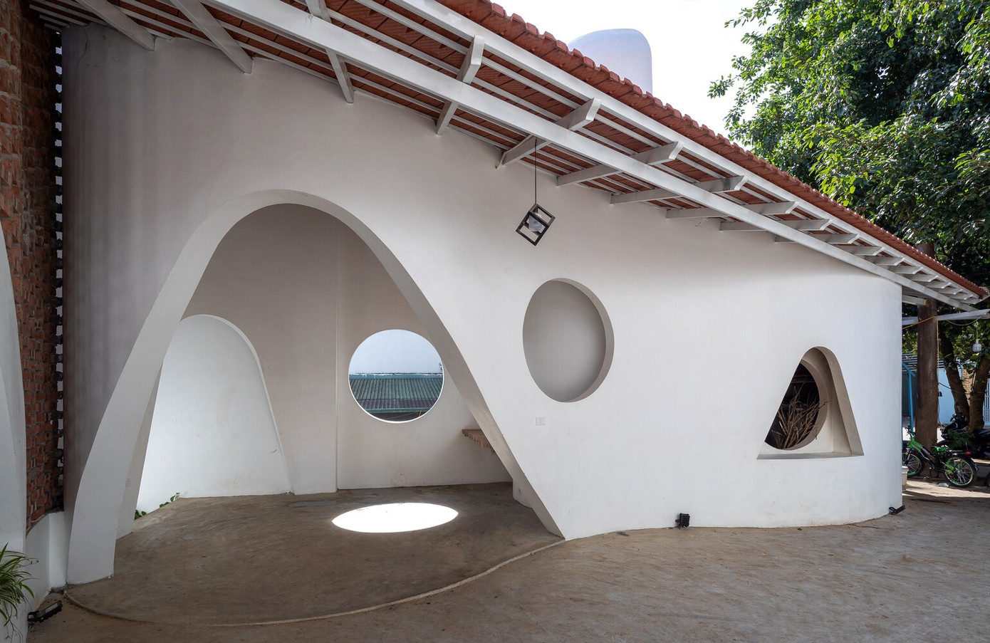 Mục đích thiết kế cải tạo ngôi nhà nhằm tạo không gian riêng biệt, đảm bảo việc kinh doanh cũng như môi trường sống cho các thành viên trong gia đình có nhiều thế hệ và đông con.