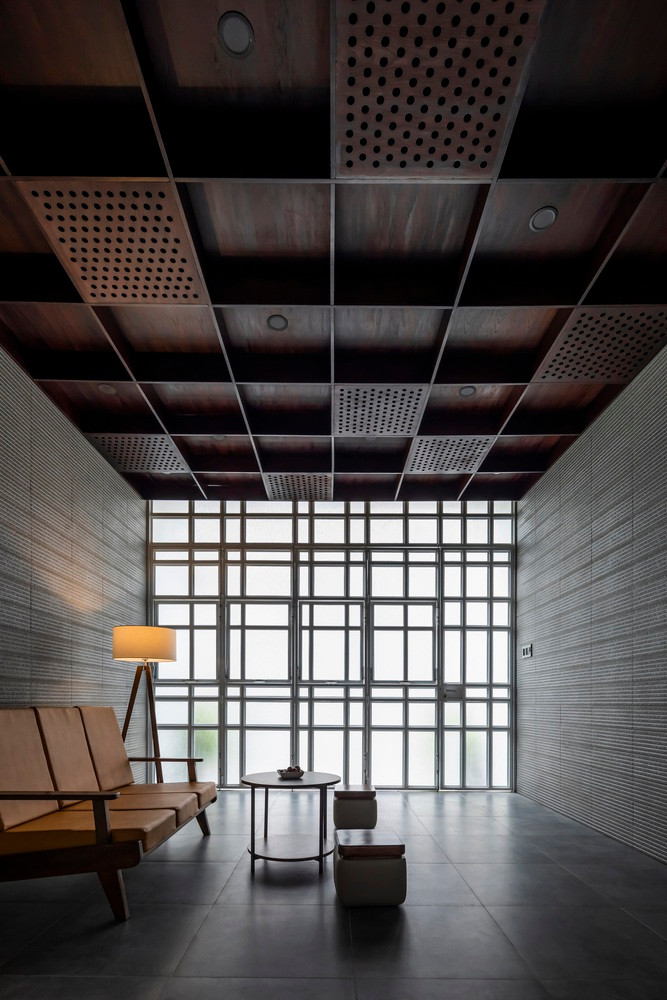 Hệ thống Louvre Z nằm phía trên giếng trời giúp thoát khí nóng và giảm áp suất bên dưới mái kính nên không khí đi vào nhà từ 2 hệ thống cửa trước và cửa sau, tạo thành luồng không khí luân chuyển khắp không gian, sau đó đi đến vùng thấp áp bên dưới mái kính, lấy nhiệt, hướng lên trên và qua cửa chớp chữ Z để thoát ra ngoài. Quá trình vừa nêu nhằm giữ cho không khí trong nhà luôn trong lành, mát mẻ. Hệ thống Louvre Z nằm phía trên giếng trời giúp thoát khí nóng và giảm áp suất bên dưới mái kính nên không khí đi vào nhà từ 2 hệ thống cửa trước và cửa sau, tạo thành luồng không khí luân chuyển khắp không gian, sau đó đi đến vùng thấp áp bên dưới mái kính, lấy nhiệt, hướng lên trên và qua cửa chớp chữ Z để thoát ra ngoài. Quá trình vừa nêu nhằm giữ cho không khí trong nhà luôn trong lành, mát mẻ.