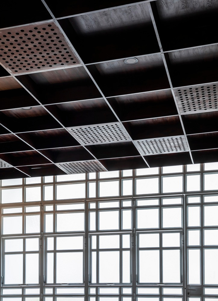 Hệ thống Louvre Z nằm phía trên giếng trời giúp thoát khí nóng và giảm áp suất bên dưới mái kính nên không khí đi vào nhà từ 2 hệ thống cửa trước và cửa sau, tạo thành luồng không khí luân chuyển khắp không gian, sau đó đi đến vùng thấp áp bên dưới mái kính, lấy nhiệt, hướng lên trên và qua cửa chớp chữ Z để thoát ra ngoài. Quá trình vừa nêu nhằm giữ cho không khí trong nhà luôn trong lành, mát mẻ. Hệ thống Louvre Z nằm phía trên giếng trời giúp thoát khí nóng và giảm áp suất bên dưới mái kính nên không khí đi vào nhà từ 2 hệ thống cửa trước và cửa sau, tạo thành luồng không khí luân chuyển khắp không gian, sau đó đi đến vùng thấp áp bên dưới mái kính, lấy nhiệt, hướng lên trên và qua cửa chớp chữ Z để thoát ra ngoài. Quá trình vừa nêu nhằm giữ cho không khí trong nhà luôn trong lành, mát mẻ.