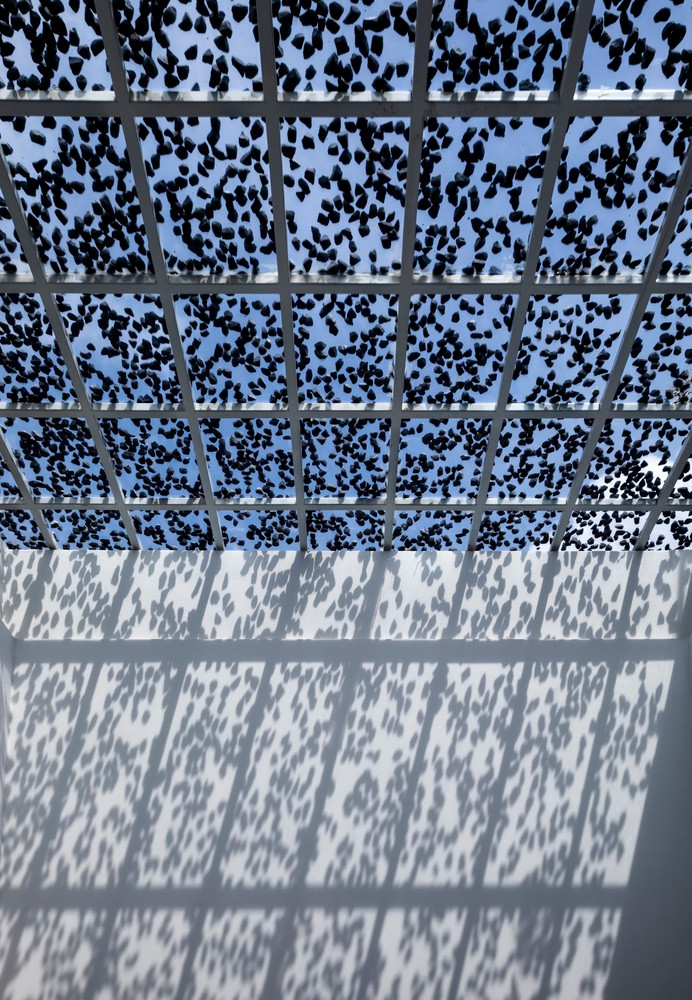 Ngôi nhà sử dụng kính năng lượng mặt trời giúp giảm 40-45% nhiệt lượng khu vực giếng trời và sử dụng giải pháp rải đá phía trên kính để điều tiết ánh sáng, tạo bóng râm. Nhờ đó, không gian trong nhà luôn tràn ngập ánh sáng tự nhiên nhưng không hề nóng bức, hơn nữa bóng mát từ các lớp đá tạo hiệu ứng như nắng xuyên qua kẽ lá, giúp tăng cảm giác thiên nhiên trong không gian nhà phố. Ngôi nhà sử dụng kính năng lượng mặt trời giúp giảm 40-45% nhiệt lượng khu vực giếng trời và sử dụng giải pháp rải đá phía trên kính để điều tiết ánh sáng, tạo bóng râm. Nhờ đó, không gian trong nhà luôn tràn ngập ánh sáng tự nhiên nhưng không hề nóng bức, hơn nữa bóng mát từ các lớp đá tạo hiệu ứng như nắng xuyên qua kẽ lá, giúp tăng cảm giác thiên nhiên trong không gian nhà phố.