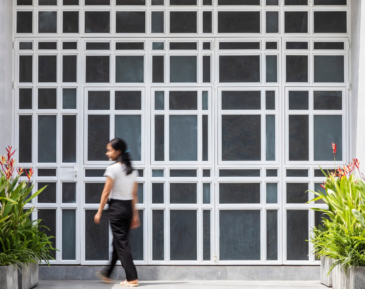 Do nhà gần mặt đường thường xuyên bị ảnh hưởng bởi tiếng ồn giao thông nên các bức tường bên trong sử dụng vật liệu hoàn thiện có bề mặt nhám, hệ thống trần cũng được thiết kế là hệ khung rỗng, có độ dày, vừa mang lại hiệu quả thẩm mỹ lại giúp hấp thụ tiếng ồn. Do nhà gần mặt đường thường xuyên bị ảnh hưởng bởi tiếng ồn giao thông nên các bức tường bên trong sử dụng vật liệu hoàn thiện có bề mặt nhám, hệ thống trần cũng được thiết kế là hệ khung rỗng, có độ dày, vừa mang lại hiệu quả thẩm mỹ lại giúp hấp thụ tiếng ồn.