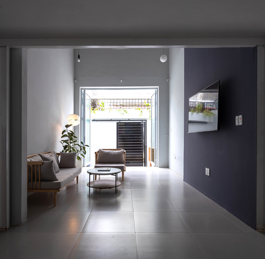 Kiến trúc sư chỉ sử dụng các vật liệu địa phương phổ biến như gạch, thép, mái kim loại, mái mờ và ván ép nhưng vẫn tạo ra những thay đổi ấn tượng.