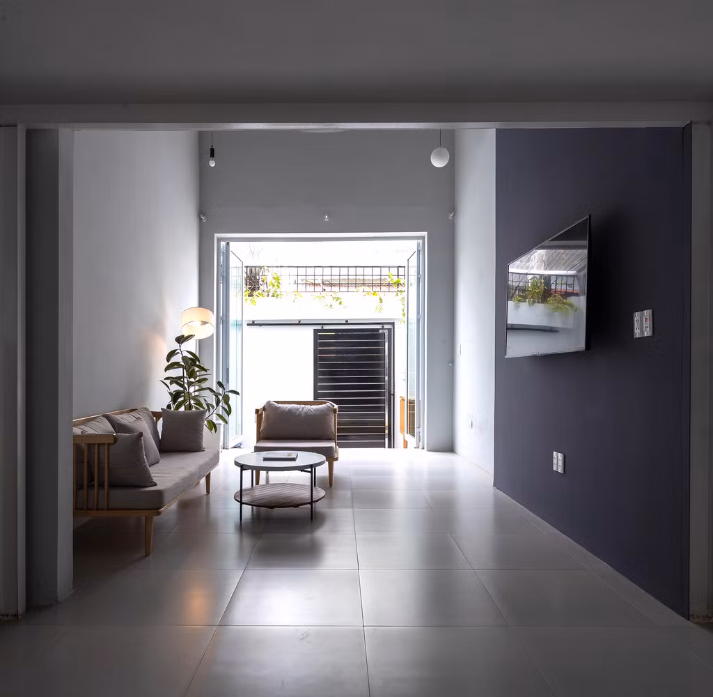 Kiến trúc sư chỉ sử dụng các vật liệu địa phương phổ biến như gạch, thép, mái kim loại, mái mờ và ván ép nhưng vẫn tạo ra những thay đổi ấn tượng.
