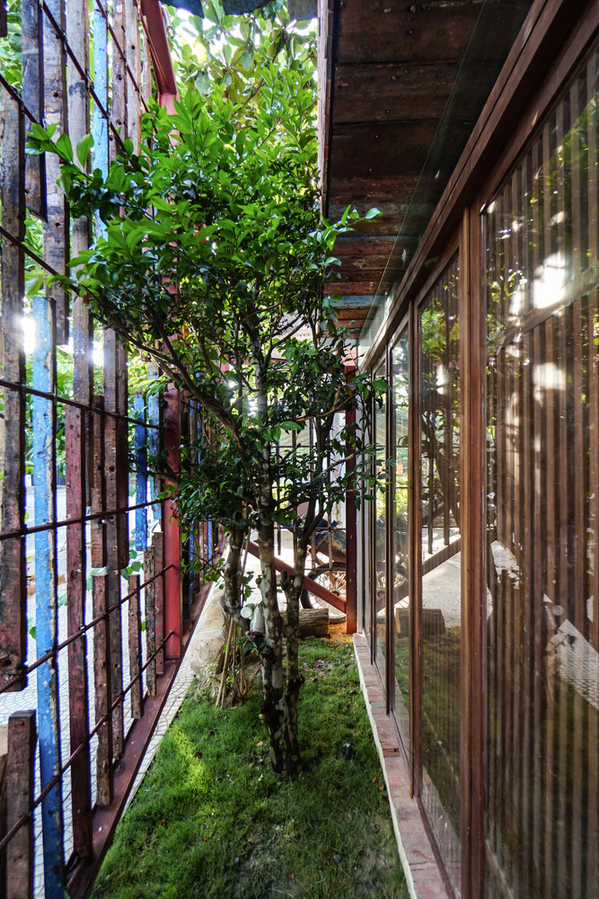 Ý tưởng của ngôi nhà này là tạo ra một cấu trúc thu nhỏ lại khoảng sân ở giữa ngôi nhà ở tầng một và sau đó mở ra các hướng khác nhau khi chúng ta đi lên các tầng khác nhau. Ý tưởng của ngôi nhà này là tạo ra một cấu trúc thu nhỏ lại khoảng sân ở giữa ngôi nhà ở tầng một và sau đó mở ra các hướng khác nhau khi chúng ta đi lên các tầng khác nhau.