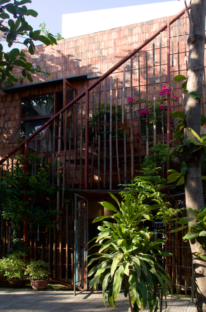 Ngôi nhà phố này được thiết kế để chứa một gia đình ba thế hệ trong một khu đô thị đang phát triển ở Đà Nẵng. Ngôi nhà phố này được thiết kế để chứa một gia đình ba thế hệ trong một khu đô thị đang phát triển ở Đà Nẵng.