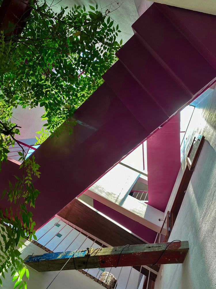 Ý tưởng của ngôi nhà này là tạo ra một cấu trúc thu nhỏ lại khoảng sân ở giữa ngôi nhà ở tầng một và sau đó mở ra các hướng khác nhau khi chúng ta đi lên các tầng khác nhau. Ý tưởng của ngôi nhà này là tạo ra một cấu trúc thu nhỏ lại khoảng sân ở giữa ngôi nhà ở tầng một và sau đó mở ra các hướng khác nhau khi chúng ta đi lên các tầng khác nhau.