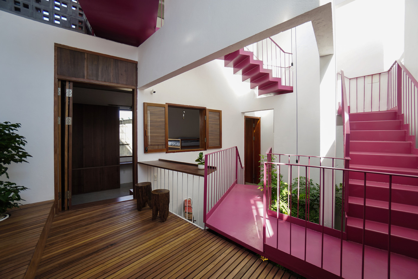 Cầu thang xoắn ốc chạy quanh không gian lõi của ngôi nhà vừa là điểm nhấn kiến trúc, vừa tăng “mặt cắt” để kết nối các không gian chức năng khác nhau cũng như các thành viên của gia đình ba thế hệ cùng sinh sống trong ngôi nhà này. Cầu thang xoắn ốc chạy quanh không gian lõi của ngôi nhà vừa là điểm nhấn kiến trúc, vừa tăng “mặt cắt” để kết nối các không gian chức năng khác nhau cũng như các thành viên của gia đình ba thế hệ cùng sinh sống trong ngôi nhà này.