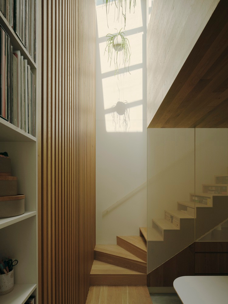 Dưới giếng trời là cầu thang, do diện tích eo hẹp nên các bậc cầu thang còn là ngăn tủ chứa sách, cầu thang trở thành nơi đọc sách lí tưởng cho người ở. Dưới giếng trời là cầu thang, do diện tích eo hẹp nên các bậc cầu thang còn là ngăn tủ chứa sách, cầu thang trở thành nơi đọc sách lí tưởng cho người ở.