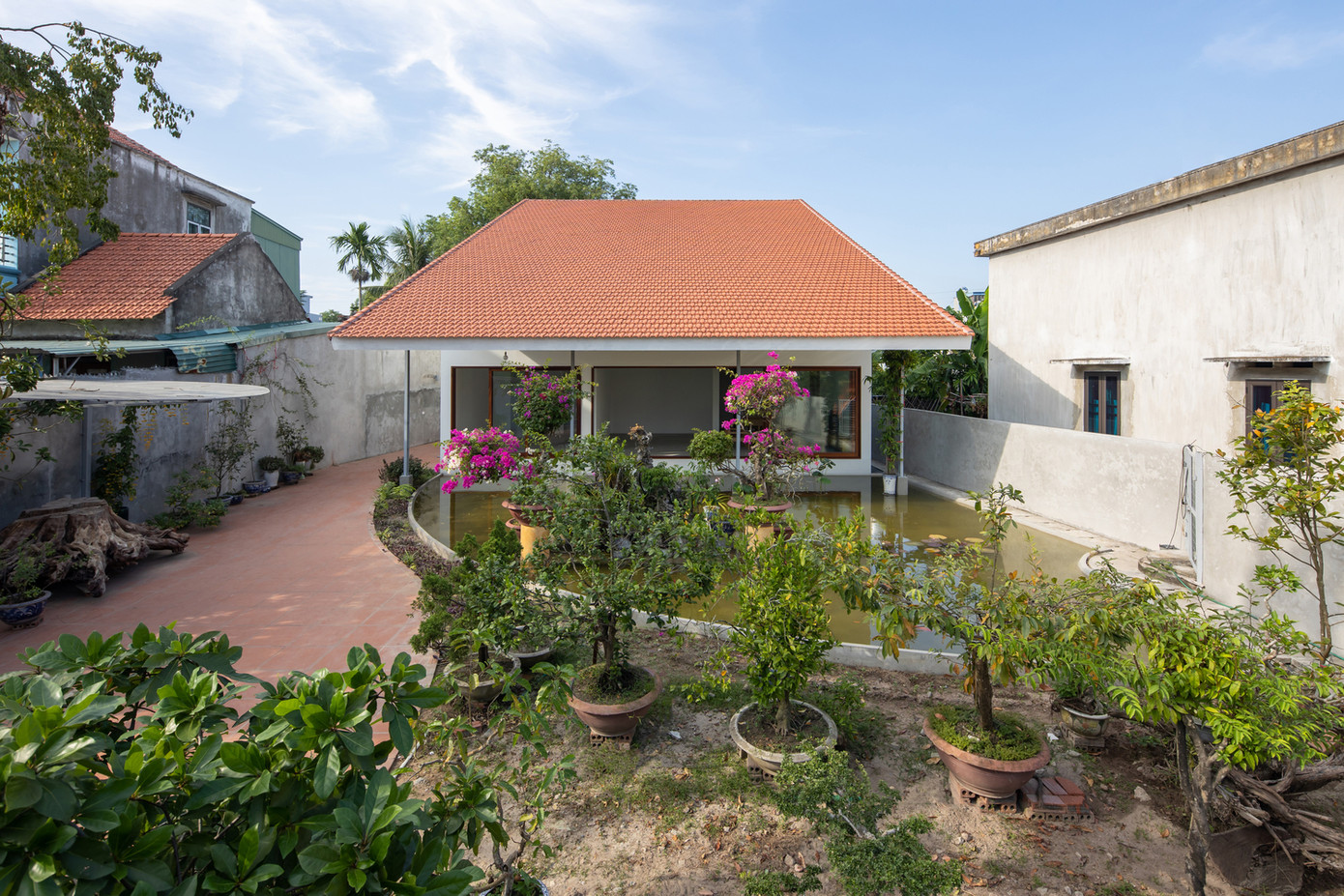 Nửa trước của bán nguyệt thứ nhất trở thành một cái ao ở phía Nam, mời gió mát thổi vào, và phần sau của bán nguyệt thứ hai trở thành một sân trong, như một phần mở rộng của nhà bếp, kết nối với vườn rau. Phía trước có ao hoa, có lối đi dẫn vào nhà.