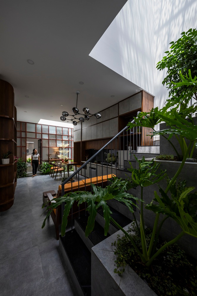 Thông qua các giải pháp vừa nêu trên, ngôi nhà đã biến thành một không gian sống thú vị và thoải mái, có cây xanh, ánh sáng tự nhiên và không khí thoáng đãng, không giống như một ngôi nhà phố thông thường. Thông qua các giải pháp vừa nêu trên, ngôi nhà đã biến thành một không gian sống thú vị và thoải mái, có cây xanh, ánh sáng tự nhiên và không khí thoáng đãng, không giống như một ngôi nhà phố thông thường.