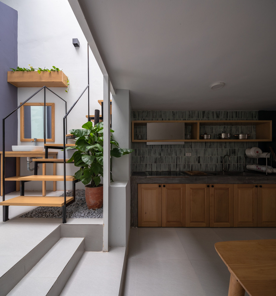 Thay đổi mái nhà giải quyết thành công các vấn đề về ánh sáng và nhiệt độ. Phần khung chính của ngôi nhà bao gồm tường chịu lực và gác lửng không thay đổi.