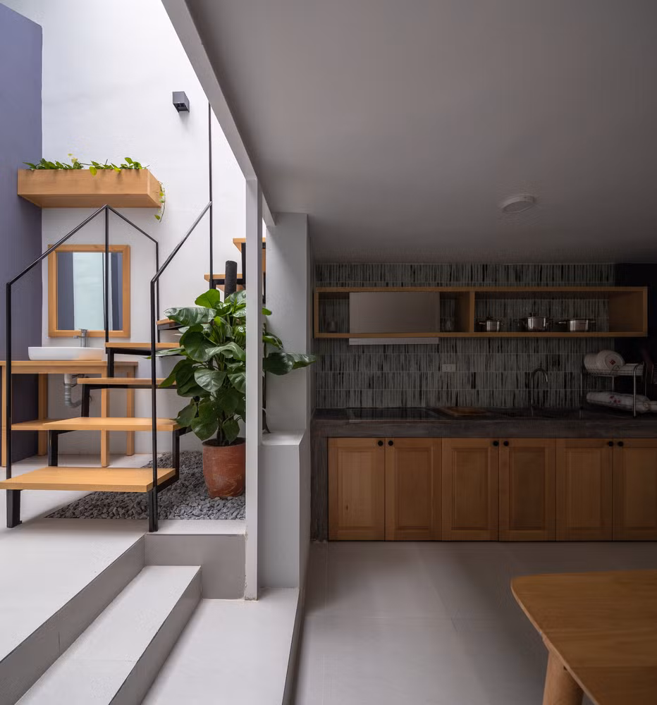 Thay đổi mái nhà giải quyết thành công các vấn đề về ánh sáng và nhiệt độ. Phần khung chính của ngôi nhà bao gồm tường chịu lực và gác lửng không thay đổi.