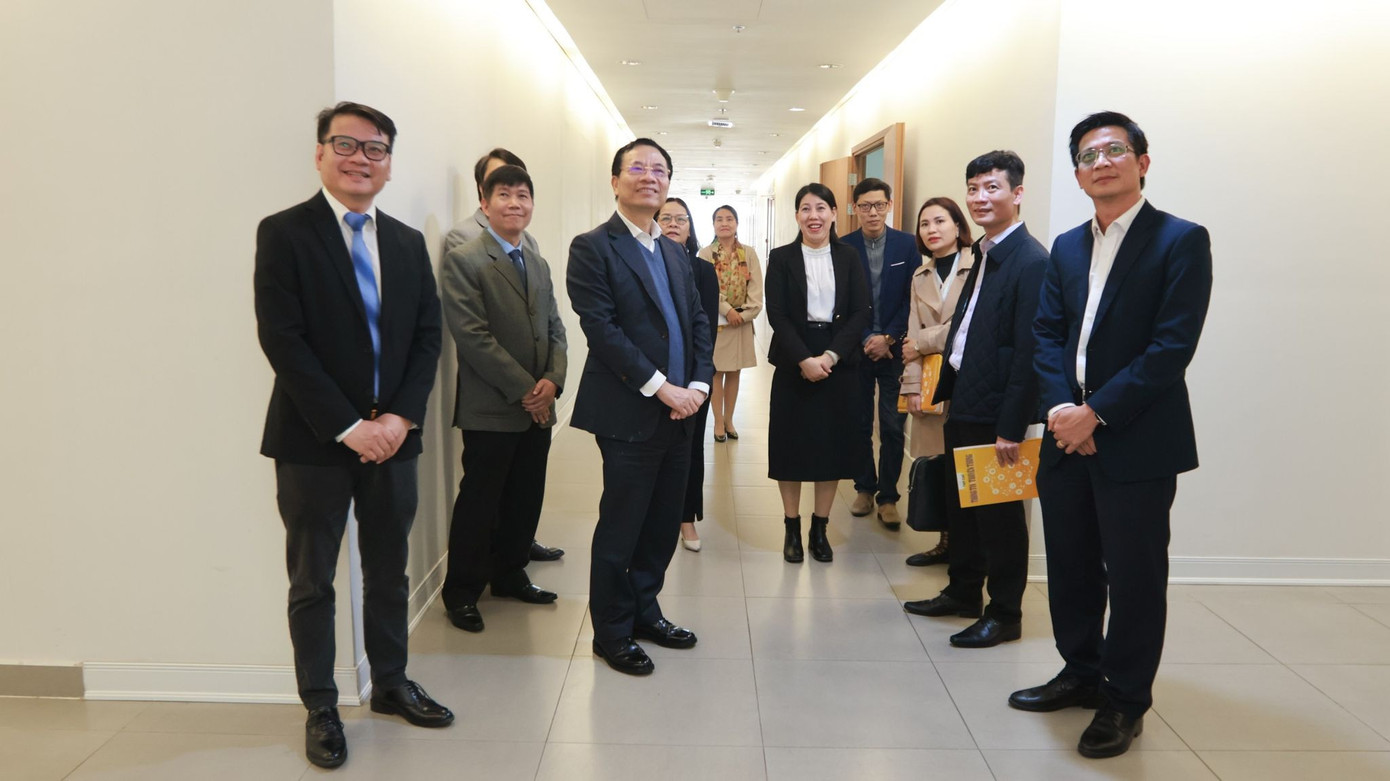 Bộ trưởng Nguyễn Mạnh Hùng thăm và nói chuyện với cán bộ, phóng viên, biên tập viên Tạp chí Thông tin và Truyền thông.