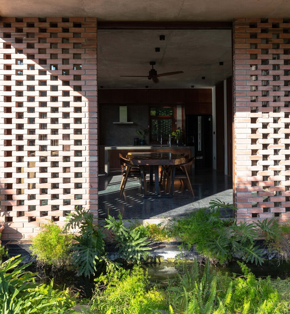 Bên cạnh việc kết nối và phủ xanh không gian, khu vườn trung tâm trên tầng 2 đóng vai trò quan trọng là hệ thống thông gió cho toàn bộ tòa nhà, tạo ra sự đan xen của gió tự nhiên. Hệ thống này cải thiện bầu không khí bên trong cũng như tăng cường tiết kiệm năng lượng cho biệt thự.