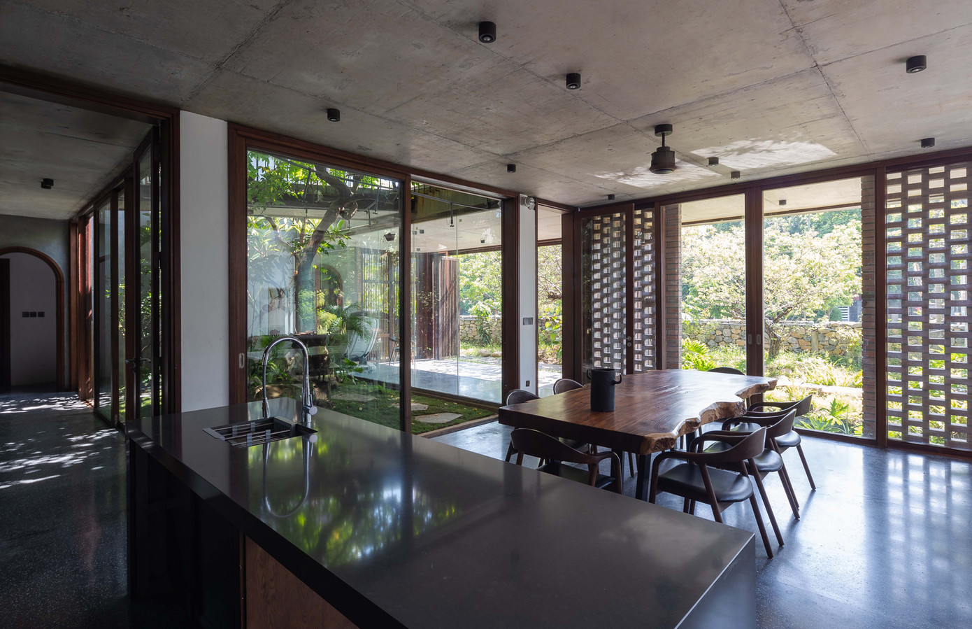 Sự sắp xếp không gian này giúp giải phóng sự định hướng từ bên trong ngôi nhà ra môi trường xung quanh bên ngoài trong khi vẫn duy trì sự riêng tư bên trong.