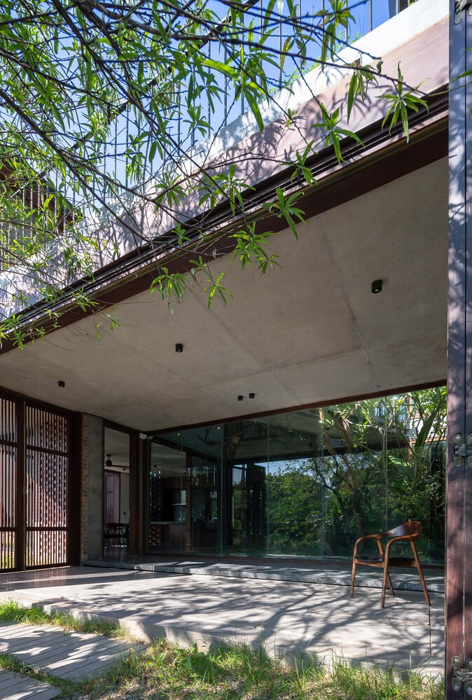 Điểm nhấn của toàn bộ tòa nhà là một bức tường được trang trí bằng ngói âm dương, mang lại cảm giác truyền thống độc đáo cho công trình.