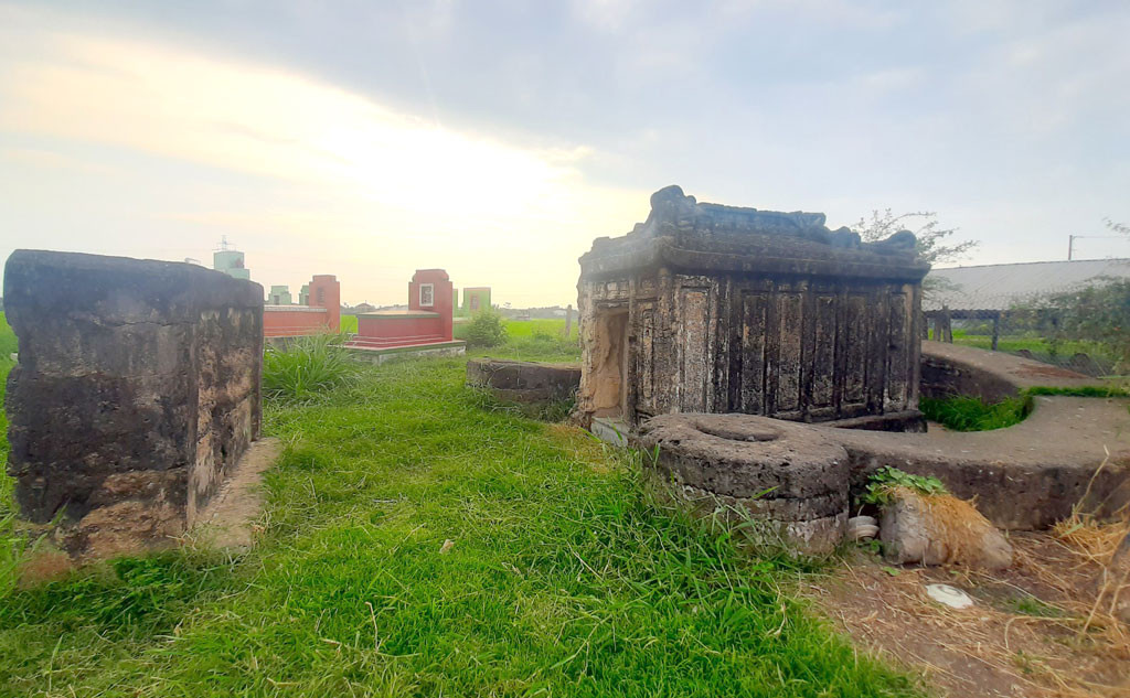 Những mộ cổ được cho là có nằm trên bờ một đoạn kênh Ông Hóng. Một trong những ngôi mộ cổ được cho là mộ ông Hóng và thân nhân tại xã Bình Lãng, huyện Tân Trụ, tỉnh Long An. Những mộ cổ được cho là có nằm trên bờ một đoạn kênh Ông Hóng. Một trong những ngôi mộ cổ được cho là mộ ông Hóng và thân nhân tại xã Bình Lãng, huyện Tân Trụ, tỉnh Long An.