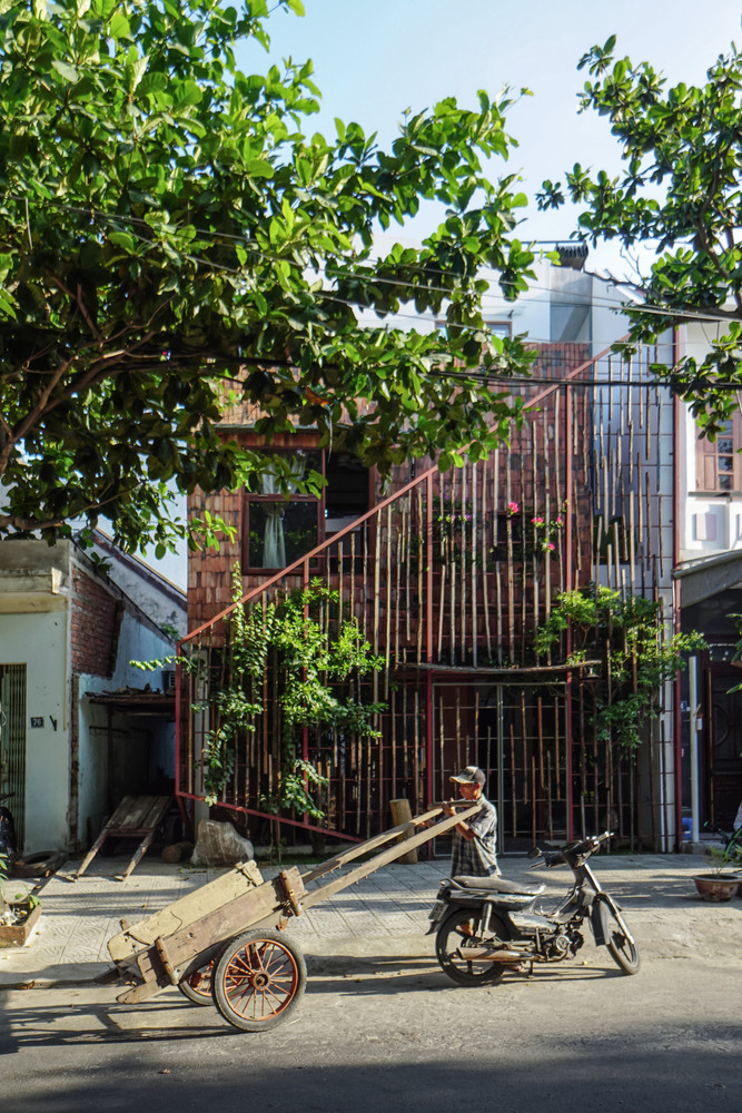 Ngôi nhà phố này được thiết kế để chứa một gia đình ba thế hệ trong một khu đô thị đang phát triển ở Đà Nẵng. Ngôi nhà phố này được thiết kế để chứa một gia đình ba thế hệ trong một khu đô thị đang phát triển ở Đà Nẵng.