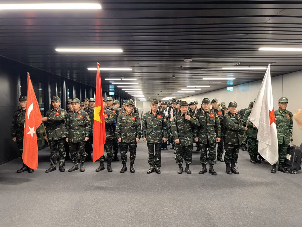 Sáng 13/2 (theo giờ Việt Nam), đoàn 76 cán bộ, chiến sĩ của Bộ Quốc phòng Việt Nam đã có mặt tại sân bay Istanbul (Thổ Nhĩ Kỳ) để bắt tay vào thực hiện nhiệm vụ cứu hộ, cứu nạn các nạn nhân của thảm họa động đất.