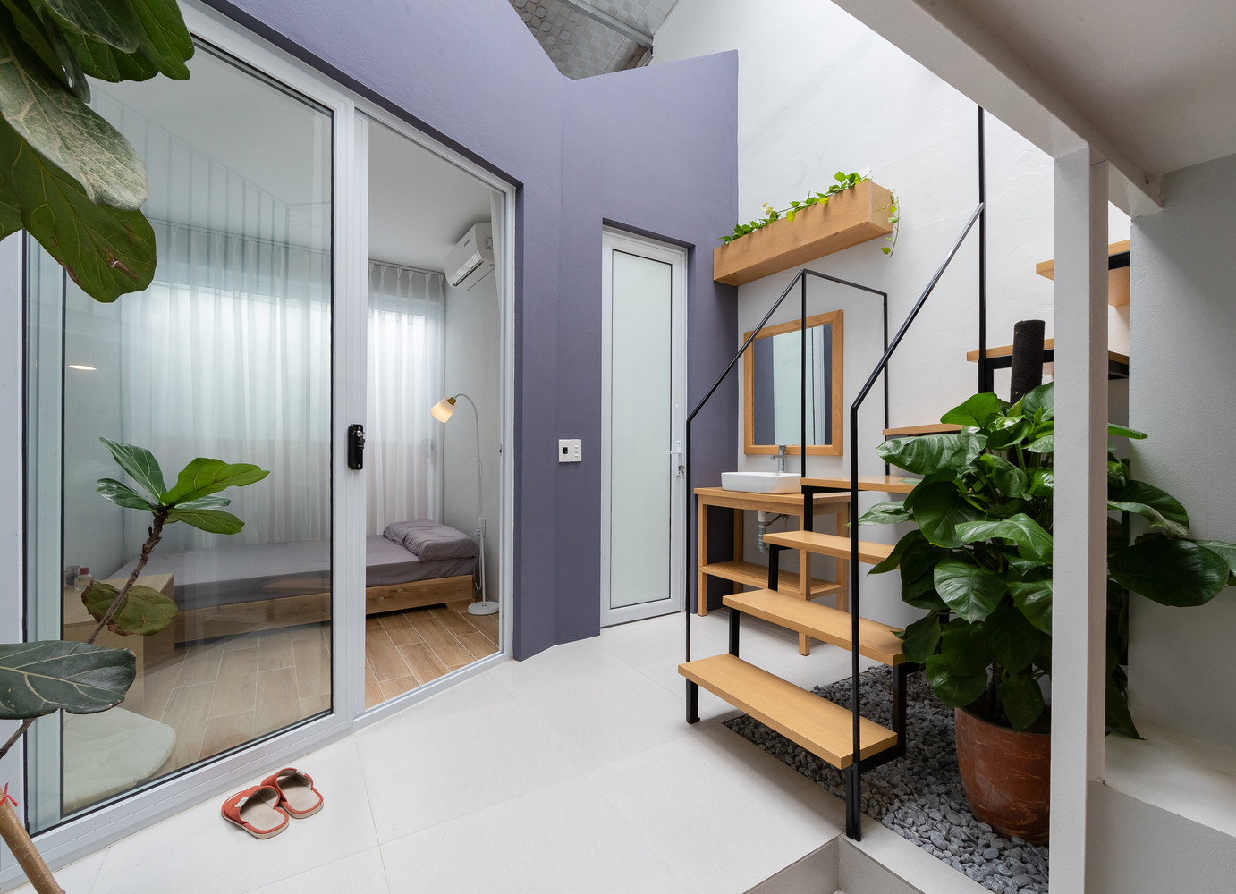 Những bức tường ngăn cách đã được dỡ bỏ, không gian sống giờ đây được kết hợp và trở nên rộng rãi, mát mẻ hơn.