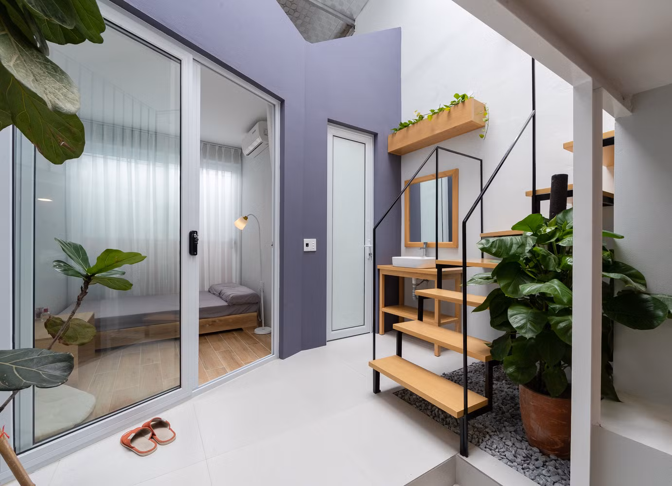 Những bức tường ngăn cách đã được dỡ bỏ, không gian sống giờ đây được kết hợp và trở nên rộng rãi, mát mẻ hơn.