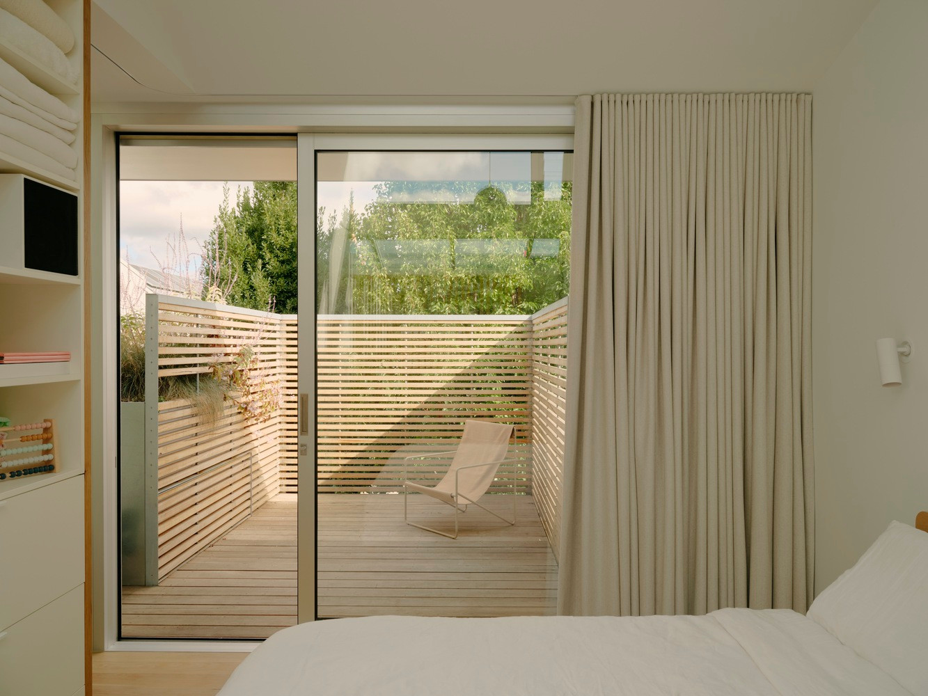 Không gian phòng ngủ nằm ở tầng 2, nơi bố trí một hiên nhỏ để phơi nắng vô cùng thơ mộng. Không gian phòng ngủ nằm ở tầng 2, nơi bố trí một hiên nhỏ để phơi nắng vô cùng thơ mộng.