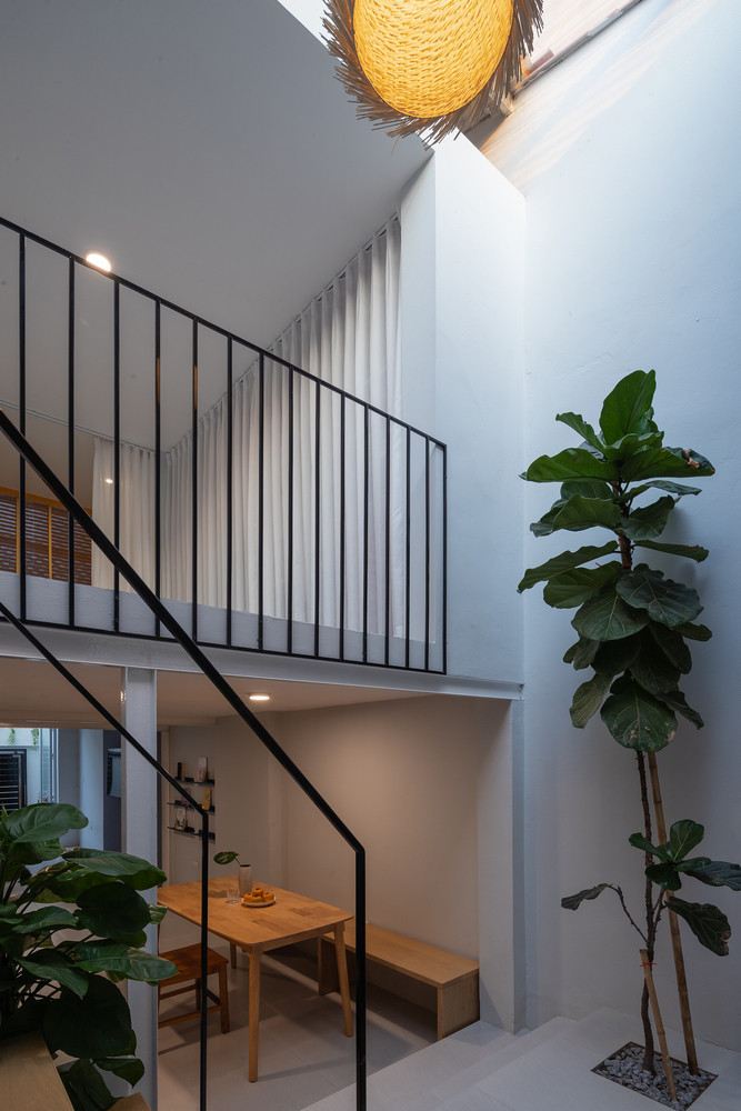 Tầng lửng được gia cố bằng hệ thống dầm cột thép hình chữ I và thay thế phần mái lợp amiang bị hư hỏng.