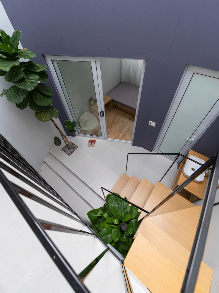 Điểm nhấn của ngôi nhà là không gian đệm trước phòng ngủ, là điểm kết nối giữa tầng trệt và tầng lửng, phòng ngủ, phòng khách.