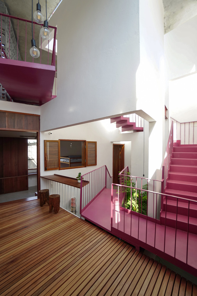 Tất cả các không gian bên trong được gắn vào một bức tường lõi xoáy vào bên trong theo chiều dọc và được kết nối với nhau thông qua các đường giao thông đan xen chạy quanh bức tường lõi. Tất cả các không gian bên trong được gắn vào một bức tường lõi xoáy vào bên trong theo chiều dọc và được kết nối với nhau thông qua các đường giao thông đan xen chạy quanh bức tường lõi.