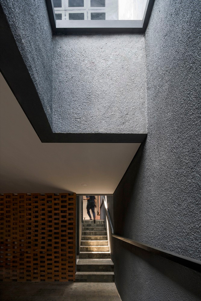 Để tạo sự gọn nhẹ trong những không gian này, khái niệm gác lửng với giường và bàn làm việc được sử dụng ở tầng trên cùng.