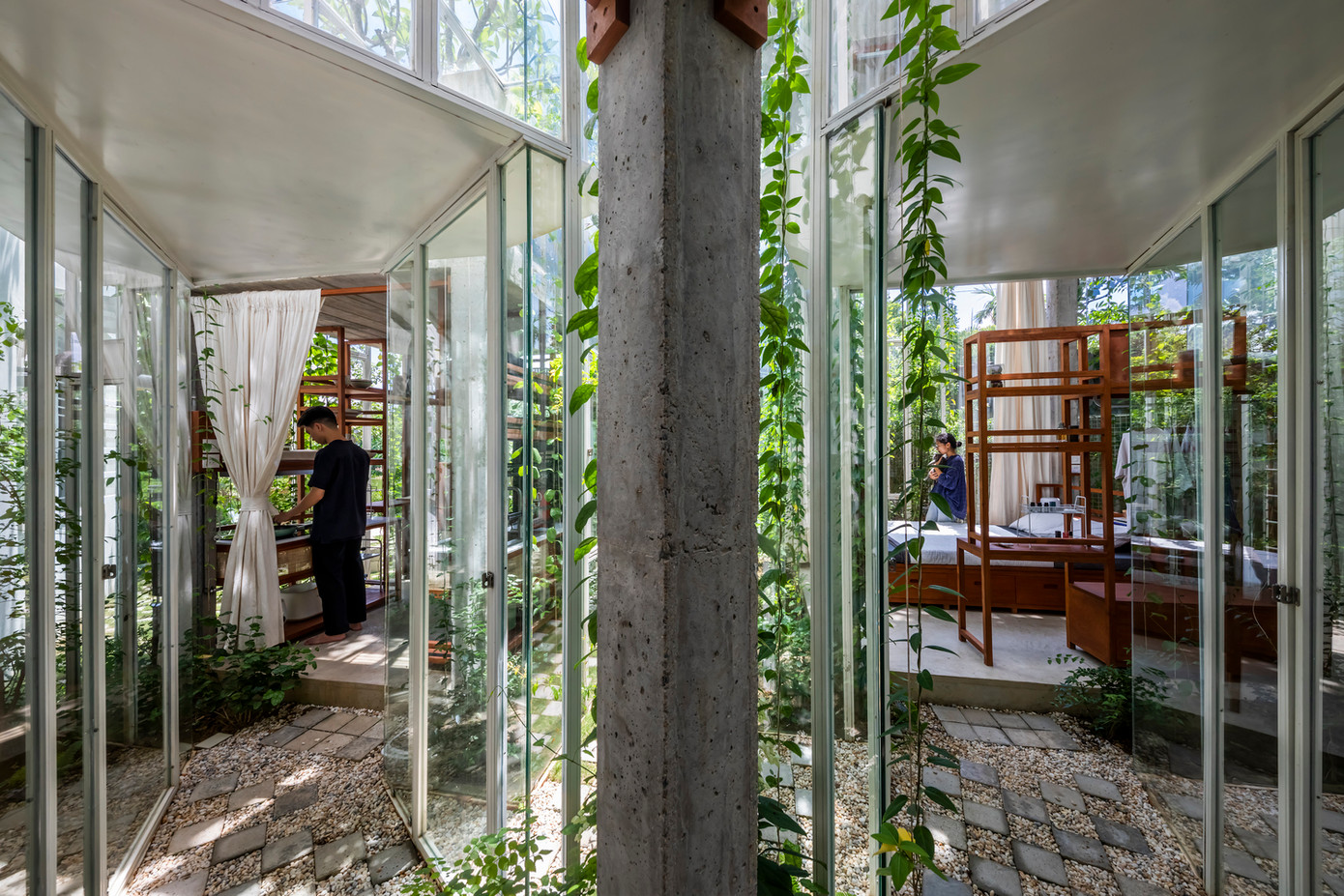 Bốn căn phòng giống như bốn hang động được làm bằng kính luôn tràn ngập ánh nắng và gió tự nhiên để mang đến sự thoải mái cho người ở. Bốn căn phòng giống như bốn hang động được làm bằng kính luôn tràn ngập ánh nắng và gió tự nhiên để mang đến sự thoải mái cho người ở.