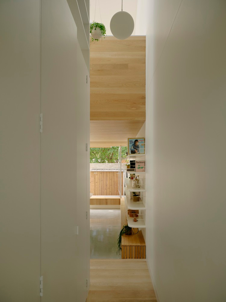 Ngôi nhà sử dụng hai gam màu chính là kem sữa và vàng nâu, tạo sự đơn giản nhưng không kém phần sang trọng. Ngôi nhà sử dụng hai gam màu chính là kem sữa và vàng nâu, tạo sự đơn giản nhưng không kém phần sang trọng.