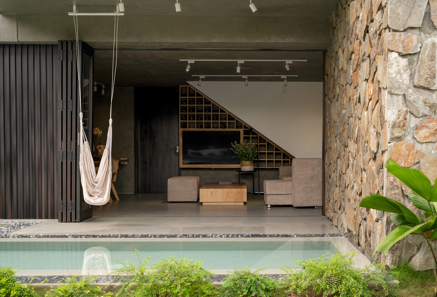 Với kết cấu dầm console vươn ra 2,5m, khối phòng ngủ phía trên trở thành mái hiên lớn che mát cho khu vực tầng trệt. Mái hiên là một yếu tố vô cùng quan trọng trong kiến trúc nhiệt đới, nó giúp cản nắng nóng chiếu vào cũng như mưa vào mùa đông trực tiếp vào nhà.