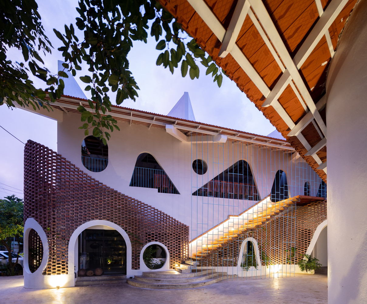 Không gian cũ của ngôi nhà là nơi ở xen lẫn kinh doanh gây nhiều bất tiện cho cuộc sống gia đình và ảnh hưởng không nhỏ đến việc kinh doanh của nhà hàng.