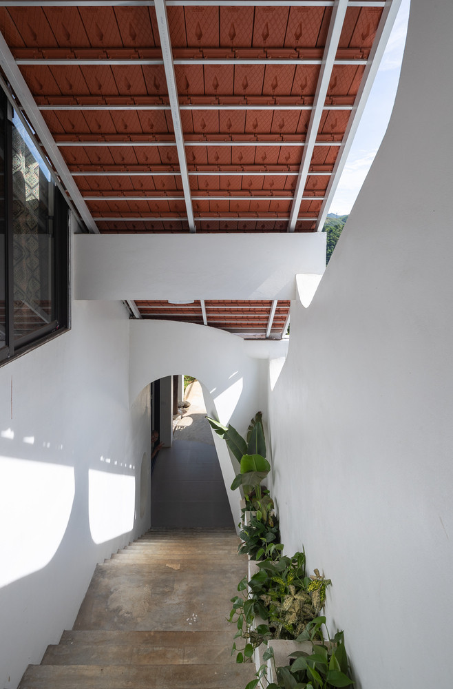 Mái sảnh phòng thờ xéo 45 độ đan xen với mái ngói của ngôi nhà cổ nên từ đây các phòng chức năng đều lấy được ánh sáng, view ra các khoảng sân lớn nhỏ, dải đồi, ruộng bậc thang xung quanh.