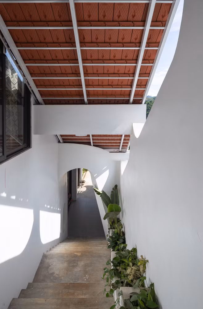 Mái sảnh phòng thờ xéo 45 độ đan xen với mái ngói của ngôi nhà cổ nên từ đây các phòng chức năng đều lấy được ánh sáng, view ra các khoảng sân lớn nhỏ, dải đồi, ruộng bậc thang xung quanh.